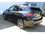 BMW X1 sDrive18i M-Sport | Panorama dak | Elektrisch wegklapbare trekhaak | Stoelverwarming | Achteruitrijcamera | Elektrische kofferbakklep | Keyless entry/start | Half leder/alcantara | Draadloze telefoonlader | Apple CarPlay/Android Auto | Navigatie | Climate controle | Parkeersensoren V+A |