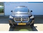 BMW X1 sDrive18i M-Sport | Panorama dak | Elektrisch wegklapbare trekhaak | Stoelverwarming | Achteruitrijcamera | Elektrische kofferbakklep | Keyless entry/start | Half leder/alcantara | Draadloze telefoonlader | Apple CarPlay/Android Auto | Navigatie | Climate controle | Parkeersensoren V+A |