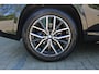 BMW X1 sDrive18i M-Sport | Panorama dak | Elektrisch wegklapbare trekhaak | Stoelverwarming | Achteruitrijcamera | Elektrische kofferbakklep | Keyless entry/start | Half leder/alcantara | Draadloze telefoonlader | Apple CarPlay/Android Auto | Navigatie | Climate controle | Parkeersensoren V+A |