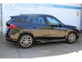 BMW X1 sDrive18i M-Sport | Panorama dak | Elektrisch wegklapbare trekhaak | Stoelverwarming | Achteruitrijcamera | Elektrische kofferbakklep | Keyless entry/start | Half leder/alcantara | Draadloze telefoonlader | Apple CarPlay/Android Auto | Navigatie | Climate controle | Parkeersensoren V+A |