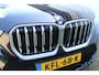 BMW X1 sDrive18i M-Sport | Panorama dak | Elektrisch wegklapbare trekhaak | Stoelverwarming | Achteruitrijcamera | Elektrische kofferbakklep | Keyless entry/start | Half leder/alcantara | Draadloze telefoonlader | Apple CarPlay/Android Auto | Navigatie | Climate controle | Parkeersensoren V+A |