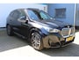 BMW X1 sDrive18i M-Sport | Panorama dak | Elektrisch wegklapbare trekhaak | Stoelverwarming | Achteruitrijcamera | Elektrische kofferbakklep | Keyless entry/start | Half leder/alcantara | Draadloze telefoonlader | Apple CarPlay/Android Auto | Navigatie | Climate controle | Parkeersensoren V+A |