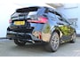 BMW X1 sDrive18i M-Sport | Panorama dak | Elektrisch wegklapbare trekhaak | Stoelverwarming | Achteruitrijcamera | Elektrische kofferbakklep | Keyless entry/start | Half leder/alcantara | Draadloze telefoonlader | Apple CarPlay/Android Auto | Navigatie | Climate controle | Parkeersensoren V+A |