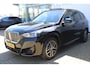 BMW X1 sDrive18i M-Sport | Panorama dak | Elektrisch wegklapbare trekhaak | Stoelverwarming | Achteruitrijcamera | Elektrische kofferbakklep | Keyless entry/start | Half leder/alcantara | Draadloze telefoonlader | Apple CarPlay/Android Auto | Navigatie | Climate controle | Parkeersensoren V+A |