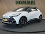 Toyota C-HR / C-HR+ 2.0 Plug-in Hybrid 220 GR SPORT PLUS - ORIGINEEL NEDERLANDSE AUTO - PARKEERSENSOREN VOOR EN ACHTER - STOEL & STUUR VERWARMING - KEYLESS ENTRY & START - DRAADLOZE TELEFOONLADER - DODEHOEK DETECTIE