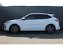 Ford Kuga 1.5 EcoBoost ST-Line X | Incl. 12 maanden Garantie | Elektrisch wegklapbare trekhaak | Stoel/stuurverwarming | Achteruitrijcamera | Navigatie | Climate controle | Adaptive cruise controle | Lane assist | Keyless entry/start | Draadloze telefoonlader | Dodehoekdetectie |