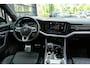 Volkswagen Touareg 3.0 TSI R-Line 340 PK | Pano | Luchtvering | Trekhaak | Carplay | Leder | Memory | 21''