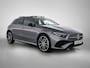 Mercedes-Benz A-klasse 250 e 140 Year Edition | Premium Plus | Nightpakket | Parkeerpakket | Panoramaschuifdak | 360° camera | 19-inch vijfdubbelspaak AMG velgen | Warmtewerend, donkergetint glas |