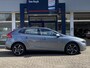 Volvo V40 2.0 T2 Kinetic / NL Auto / Navigatie /  Bluetooth / 17 inch R-design wielen / High performance audio / Park assist achter / Diffuser achterbumper / Dubbele uitlaten / Volledig dealeronderhouden /