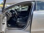 Volvo V40 2.0 T2 Kinetic / NL Auto / Navigatie /  Bluetooth / 17 inch R-design wielen / High performance audio / Park assist achter / Diffuser achterbumper / Dubbele uitlaten / Volledig dealeronderhouden /