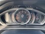 Volvo V40 2.0 T2 Kinetic / NL Auto / Navigatie /  Bluetooth / 17 inch R-design wielen / High performance audio / Park assist achter / Diffuser achterbumper / Dubbele uitlaten / Volledig dealeronderhouden /
