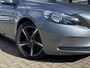 Volvo V40 2.0 T2 Kinetic / NL Auto / Navigatie /  Bluetooth / 17 inch R-design wielen / High performance audio / Park assist achter / Diffuser achterbumper / Dubbele uitlaten / Volledig dealeronderhouden /