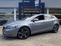 Volvo V40 2.0 T2 Kinetic / NL Auto / Navigatie /  Bluetooth / 17 inch R-design wielen / High performance audio / Park assist achter / Diffuser achterbumper / Dubbele uitlaten / Volledig dealeronderhouden /
