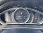 Volvo V40 2.0 T2 Kinetic / NL Auto / Navigatie /  Bluetooth / 17 inch R-design wielen / High performance audio / Park assist achter / Diffuser achterbumper / Dubbele uitlaten / Volledig dealeronderhouden /