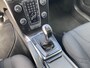 Volvo V40 2.0 T2 Kinetic / NL Auto / Navigatie /  Bluetooth / 17 inch R-design wielen / High performance audio / Park assist achter / Diffuser achterbumper / Dubbele uitlaten / Volledig dealeronderhouden /