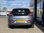 Volvo V40 2.0 T2 Kinetic / NL Auto / Navigatie /  Bluetooth / 17 inch R-design wielen / High performance audio / Park assist achter / Diffuser achterbumper / Dubbele uitlaten / Volledig dealeronderhouden /