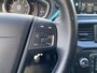 Volvo V40 2.0 T2 Kinetic / NL Auto / Navigatie /  Bluetooth / 17 inch R-design wielen / High performance audio / Park assist achter / Diffuser achterbumper / Dubbele uitlaten / Volledig dealeronderhouden /