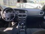Volvo V40 2.0 T2 Kinetic / NL Auto / Navigatie /  Bluetooth / 17 inch R-design wielen / High performance audio / Park assist achter / Diffuser achterbumper / Dubbele uitlaten / Volledig dealeronderhouden /