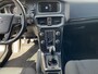 Volvo V40 2.0 T2 Kinetic / NL Auto / Navigatie /  Bluetooth / 17 inch R-design wielen / High performance audio / Park assist achter / Diffuser achterbumper / Dubbele uitlaten / Volledig dealeronderhouden /
