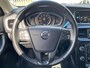 Volvo V40 2.0 T2 Kinetic / NL Auto / Navigatie /  Bluetooth / 17 inch R-design wielen / High performance audio / Park assist achter / Diffuser achterbumper / Dubbele uitlaten / Volledig dealeronderhouden /