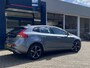Volvo V40 2.0 T2 Kinetic / NL Auto / Navigatie /  Bluetooth / 17 inch R-design wielen / High performance audio / Park assist achter / Diffuser achterbumper / Dubbele uitlaten / Volledig dealeronderhouden /