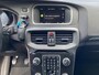 Volvo V40 2.0 T2 Kinetic / NL Auto / Navigatie /  Bluetooth / 17 inch R-design wielen / High performance audio / Park assist achter / Diffuser achterbumper / Dubbele uitlaten / Volledig dealeronderhouden /
