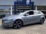 Volvo V40 2.0 T2 Kinetic / NL Auto / Navigatie /  Bluetooth / 17 inch R-design wielen / High performance audio / Park assist achter / Diffuser achterbumper / Dubbele uitlaten / Volledig dealeronderhouden /