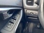 Volvo V40 2.0 T2 Kinetic / NL Auto / Navigatie /  Bluetooth / 17 inch R-design wielen / High performance audio / Park assist achter / Diffuser achterbumper / Dubbele uitlaten / Volledig dealeronderhouden /