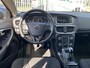 Volvo V40 2.0 T2 Kinetic / NL Auto / Navigatie /  Bluetooth / 17 inch R-design wielen / High performance audio / Park assist achter / Diffuser achterbumper / Dubbele uitlaten / Volledig dealeronderhouden /
