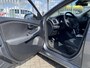 Volvo V40 2.0 T2 Kinetic / NL Auto / Navigatie /  Bluetooth / 17 inch R-design wielen / High performance audio / Park assist achter / Diffuser achterbumper / Dubbele uitlaten / Volledig dealeronderhouden /