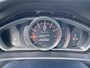 Volvo V40 2.0 T2 Kinetic / NL Auto / Navigatie /  Bluetooth / 17 inch R-design wielen / High performance audio / Park assist achter / Diffuser achterbumper / Dubbele uitlaten / Volledig dealeronderhouden /