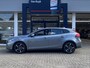 Volvo V40 2.0 T2 Kinetic / NL Auto / Navigatie /  Bluetooth / 17 inch R-design wielen / High performance audio / Park assist achter / Diffuser achterbumper / Dubbele uitlaten / Volledig dealeronderhouden /