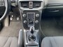 Volvo V40 2.0 T2 Kinetic / NL Auto / Navigatie /  Bluetooth / 17 inch R-design wielen / High performance audio / Park assist achter / Diffuser achterbumper / Dubbele uitlaten / Volledig dealeronderhouden /