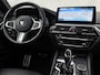 BMW 5-Serie 530e M Sport High Executive 293Pk (PANORAMADAK, M PAKKET, LASER LED, HEAD-UP DISPLAY, 360 CAMERA, MEMORY SEATS, HARMAN/KARDON, TREKHAAK ELEKTRISCH, STOELVERWARMING ACHTER, DISPLAY KEY, NIEUWSTAAT)