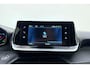 Peugeot e-2008 EV Allure 50 kWh | 100% SOH! l Apple Carplay/Android Auto l Bluetooth l DAB l Cruise Control l Climate Control l Navigatie l Lichtmetalen Velgen l PDC Achter