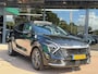 Kia Sportage 1.6 T-GDi Hybrid DynamicPlusLine TREK GEWICHT 1650 KG | LEDER | AWD | 360 GRADEN CAMERA | HARMAN/KARDON | ELEKTRISCH VERSTELBARE STOELEN | STOELVERWARMING | STUURVERWARMING | STOELKOELING | PANORAMADAK | NAVIGATIE | LED | DODEHOEK DETECTIE | APPLE CARPLAY / ANDROID AUTO | ADAPTIEVE CRUISECONTROL | FABRIEK GARANTIE 7 JAAR |
