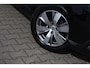 Peugeot 2008 1.2 PureTech Style | Pano | Navi | Lichtmetaal |