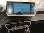 Peugeot e-208 EV 50 kWh 136pk Allure Pack | SOH 90% | Connect 3D Nav | Camera | LED | PDC | CarPlay | Getint glas | 16" All Season