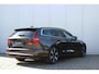 Volvo V60 T6 Recharge AWD Essential Edition Bright | Long Range | 19 inch lichtmetalen velgen | Stoel- & Stuurwielverwarming | Park Assist voor & achter met camera | Adaptieve Cruise Control | Pilot Assist, BLIS Dodehoekdetectie | Extra getint glas achter | Platinum Grey metallic