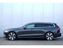 Volvo V60 T6 Recharge AWD Essential Edition Bright | Long Range | 19 inch lichtmetalen velgen | Stoel- & Stuurwielverwarming | Park Assist voor & achter met camera | Adaptieve Cruise Control | Pilot Assist, BLIS Dodehoekdetectie | Extra getint glas achter | Platinum Grey metallic