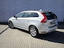 Volvo XC60 T5 245 pk Summum Aut. | Trekhaak 1800 kg | Elektrisch Bedienbare Achterklep | Parkeersensoren Voor en Achter | Parkeercamera | Navigatie | Schuif-/Kanteldak |