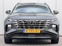 Hyundai Tucson 1.6 T-GDI HEV Comfort / 1e Eigenaar / NL Auto / Trekhaak 1650 KG / All Seasonbanden / Adaptive Cruise Control / Climate Control / Stoelverwarming / Achteruitrijcamera / Fabrieksgarantie t/m 01-2028 /