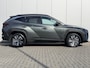 Hyundai Tucson 1.6 T-GDI HEV Comfort / 1e Eigenaar / NL Auto / Trekhaak 1650 KG / All Seasonbanden / Adaptive Cruise Control / Climate Control / Stoelverwarming / Achteruitrijcamera / Fabrieksgarantie t/m 01-2028 /