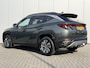 Hyundai Tucson 1.6 T-GDI HEV Comfort / 1e Eigenaar / NL Auto / Trekhaak 1650 KG / All Seasonbanden / Adaptive Cruise Control / Climate Control / Stoelverwarming / Achteruitrijcamera / Fabrieksgarantie t/m 01-2028 /