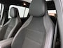 Mercedes-Benz GLB 200 Business Solution AMG 7p. 58 kWh | Premium plus pakket | Nightpakket | Trekhaak | Vast panoramadak | GUARD 360° | Burmester Surround Sound | Sportstoelen | Massage functie | 19” vijfspaaks lichtmetalen AMG-velgen |