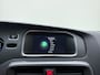 Volvo V40 T3 152PK Polar+ Sport / 18 inch velgen / H&K audio / Trekhaak / Panoramisch dak / Pdc camera / Bluetooth / Stoelverwarming.