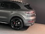 Porsche Cayenne 3.0 E-Hybrid Sport Design/Sport Chrono/Pano/HeadUp/Memory/360Camera/Trekhaak/Bose/Stuurverwarming/22"