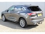 Ford Kuga 2.5-225pk PHEV Vignale. In uiterst nette staat verkerende Ford Kuga in de zeer chique Vignale uitvoering met slechts 23.000km ! Adapt. cruise cntrl, side- en lane assist, trekhaak, head-up display, B&O soundsyst., lederen int., stuur-, stoel-, achterbank- en voorraamverw. etc.