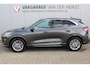 Ford Kuga 2.5-225pk PHEV Vignale. In uiterst nette staat verkerende Ford Kuga in de zeer chique Vignale uitvoering met slechts 23.000km ! Adapt. cruise cntrl, side- en lane assist, trekhaak, head-up display, B&O soundsyst., lederen int., stuur-, stoel-, achterbank- en voorraamverw. etc.