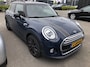 MINI Cooper 5-Deurs 1.5 Chili Luxe Lederen Bekleding | 17" Lichtmetaal | Camera | Parkeersensoren Rondom | LED | Climate | Achteruitrijcamera | Afwijkende dakkleur | Airco (automatisch)